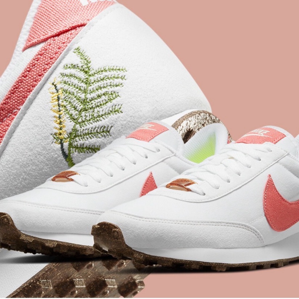 NIKE - SPECIAL EDITION - White and Pink Swoosh Low-Top Sneaker. Size 8.5 - Picture 2 of 16